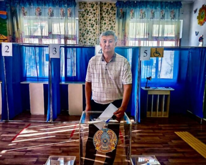 БІЗ БОЛАШАҚТЫ ТАҢДАП ЖАТЫРМЫЗ