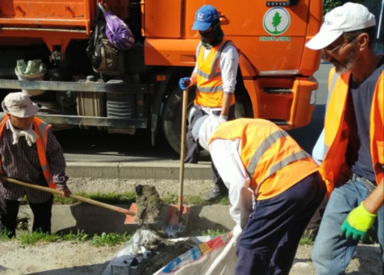 ЕҢБЕКШІ АУДАНЫ АУМАҒЫНДА ТАЗАЛЫҚ ЖҰМЫСТАРЫ ЖҮРГІЗІЛУДЕ