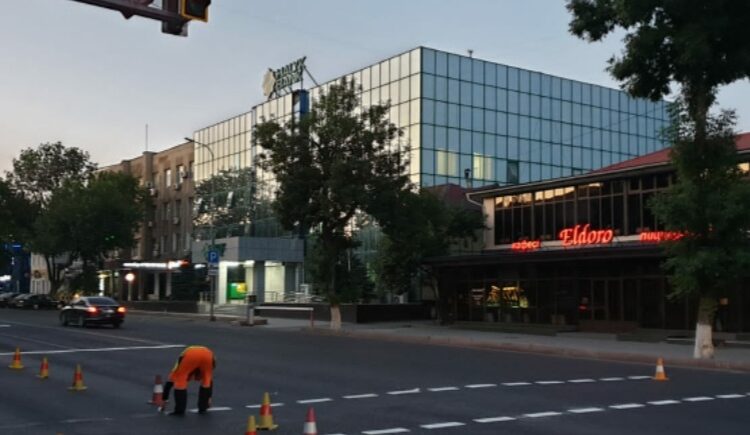 ШЫМКЕНТ: ЖОЛ ТАҢБА СЫЗЫҚТАРЫН ЖАҢАРТУ ЖҰМЫСТАРЫ ЖАЛҒАСУДА