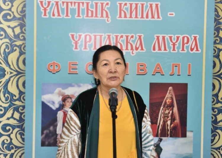 ҰЛТТЫҚ НАҚЫШТАҒЫ СӘН КИІМ ҮЛГІЛЕРІНІҢ КӨРМЕСІ ӨТУДЕ