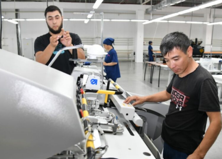 ҚАЛА КҮНІНЕ ОРАЙ «AZALA TEXTILE» ФАРИКАСЫ ӨНДІРІС ҚУАТЫН ҰЛҒАЙТТЫ