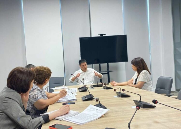 ТҮРКІСТАН: МҮМКІНДІГІ ШЕКТЕУЛІ АЗАМАТ БІР КҮНГЕ БАСҚАРМА БАСШЫСЫНЫҢ ОРНЫНА ЖҰМЫС ІСТЕП КӨРДІ