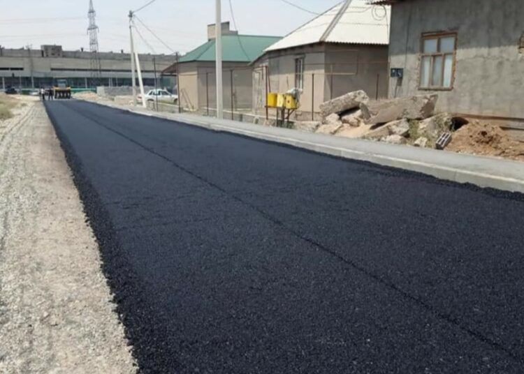 ЕҢБЕКШІ АУДАНЫНДА ЕКІ КӨШЕГЕ АСФАЛЬТ ТӨСЕЛДІ