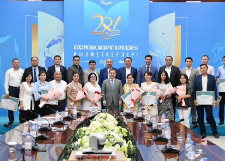 М.ӘЙТЕНОВ БАҚ ӨКІЛДЕРІН КӘСІБИ МЕРЕКЕМЕН ҚҰТТЫҚТАДЫ