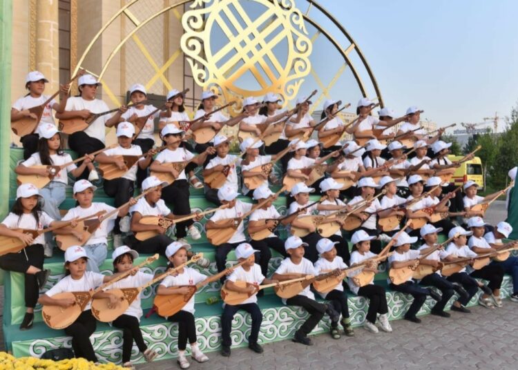 ШЫМКЕНТТІҢ КӨГІНДЕ ДОМБЫРАНЫҢ ҚОҢЫР ҮНІ ҚАЛЫҚТАДЫ