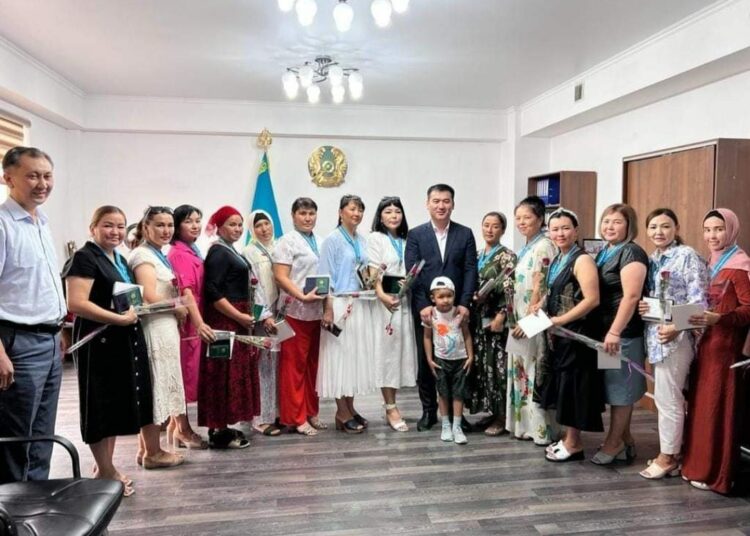 АЛТЫН ҚҰРСАҚТЫ АНАЛАРҒА “АЛТЫН АЛҚА” ЖӘНЕ “КҮМІС АЛҚА” ТАБЫСТАЛДЫ.
