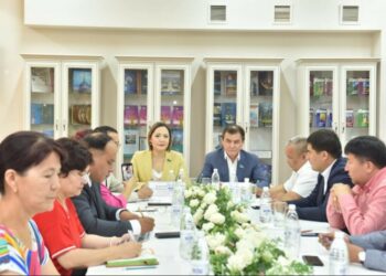 СЕНАТОРЛАР ЖЕРГІЛІКТІ БАҚ ӨКІЛДЕРІМЕН КЕЗДЕСТІ