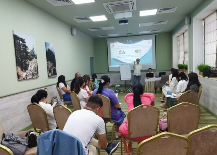 ЖУРНАЛИСТЕР МЕН БАСПАСӨЗ ХАТШЫЛАРЫНА АРНАЛҒАН СЕМИНАР ӨТІП ЖАТЫР