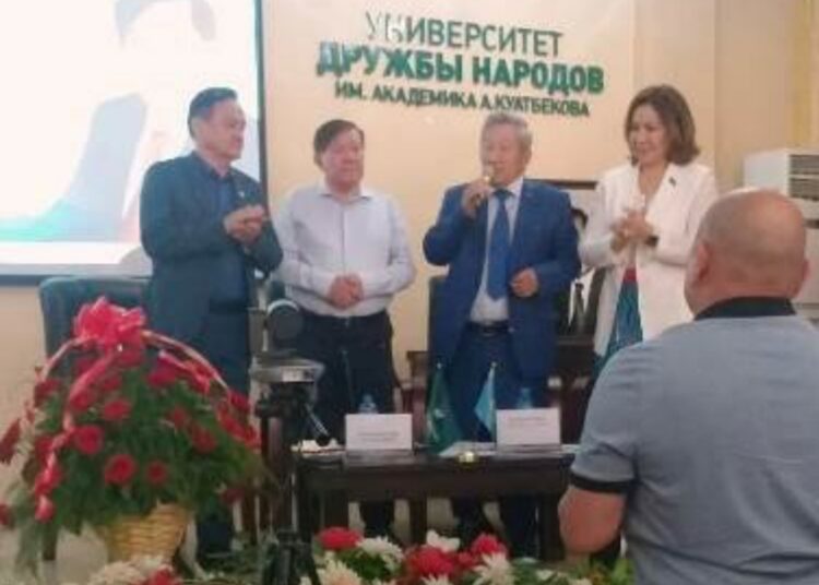 ҒАЛАМ АҚЫНЫ МҰХТАР ШАХАНОВ ЖЫРСҮЙЕР ҚАУЫММЕН КЕЗДЕСТІ