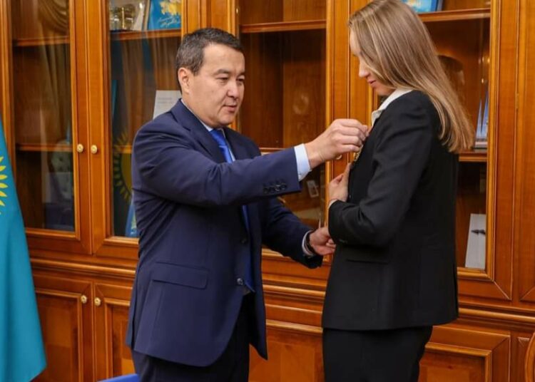 ӘЛИХАН СМАЙЫЛОВ ЕЛЕНА РЫБАКИНАҒА «ДОСТЫҚ» ОРДЕНІН ТАБЫСТАДЫ
