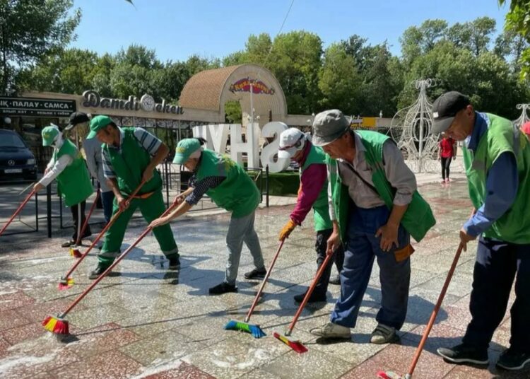 ӘЛ-ФАРАБИ АУДАНЫНДА АЯҚЖОЛДАР СҰЙЫҚ САБЫНМЕН ЖУЫЛДЫ