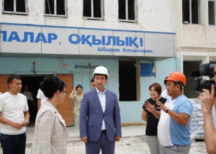 Ш.МҰҚАН МЕКТЕПТЕРДЕГІ КҮРДЕЛІ ЖӨНДЕУ ЖҰМЫСТАРЫНЫҢ БАРЫСЫМЕН ТАНЫСТЫ