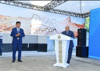 ӨМІРЗАҚ ШӨКЕЕВ САУРАНДЫҚТАРМЕН КЕЗДЕСТІ