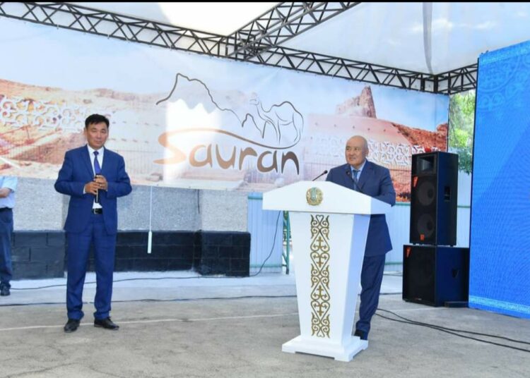 ӨМІРЗАҚ ШӨКЕЕВ САУРАНДЫҚТАРМЕН КЕЗДЕСТІ