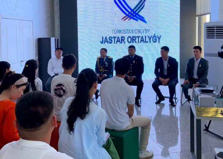 Бейбіт күннің батырлары түркістандық жастармен кездесті