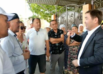 М.ӘЙТЕНОВ ТҰРҒЫНДАРМЕН КЕЗДЕСТІ