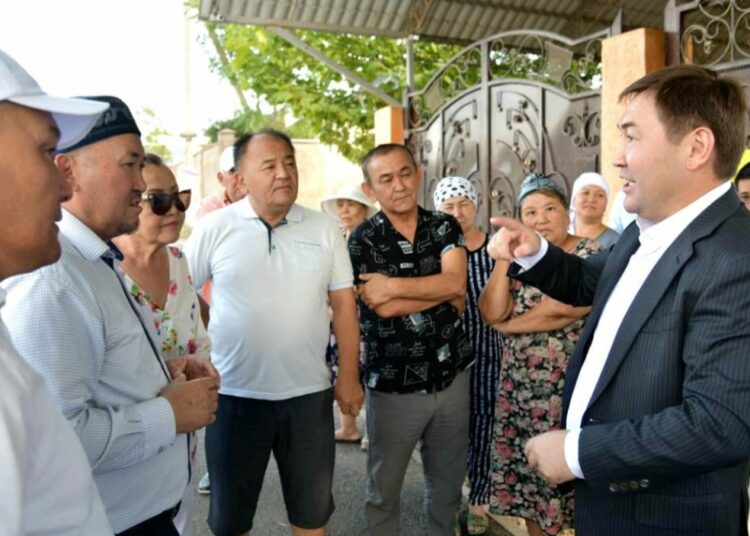 М.ӘЙТЕНОВ ТҰРҒЫНДАРМЕН КЕЗДЕСТІ