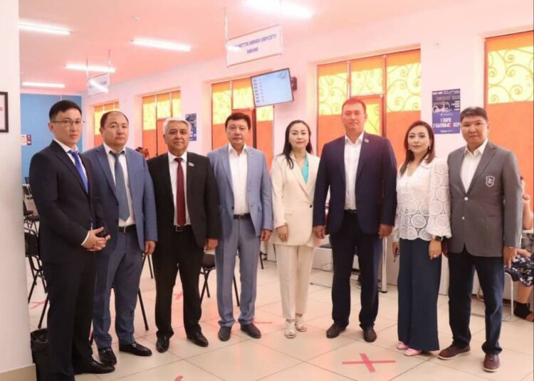 МӘЖІЛІС ДЕПУТАТТАРЫНЫҢ ӨҢІРЛЕРГЕ САПАРЫ ЖАЛҒАСУДА