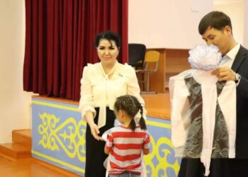 БАЛАНЫ МЕКТЕПКЕ ДАЯРЛАУДА ПАРТИЯЛАСТАР БЕЛСЕНДІЛІК ТАНЫТУДА