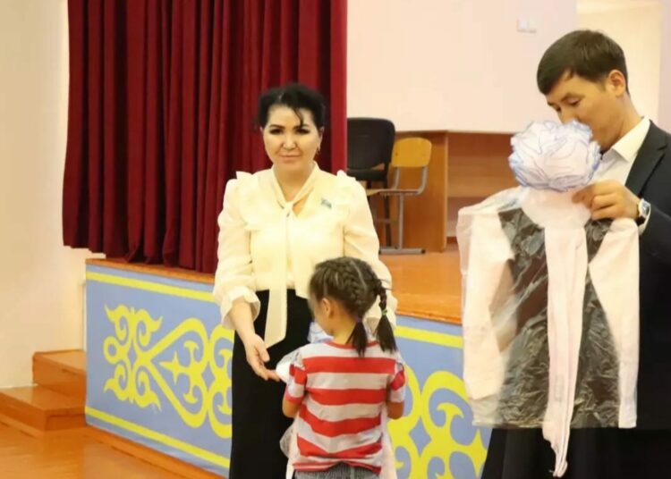 БАЛАНЫ МЕКТЕПКЕ ДАЯРЛАУДА ПАРТИЯЛАСТАР БЕЛСЕНДІЛІК ТАНЫТУДА