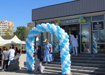 ТҮРКІСТАН ОБЛЫСЫНЫҢ ДӘРІГЕРЛЕРІ МЕРЕКЕ КҮНІ БАЛАЛАРҒА ҚУАНЫШ СЫЙЛАДЫ