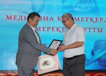 АУДАН ӘКІМІ МЕДИЦИНА ҚЫЗМЕТКЕРЛЕРІН КӘСІБИ МЕРЕКЕЛЕРІМЕН ҚҰТТЫҚТАДЫ