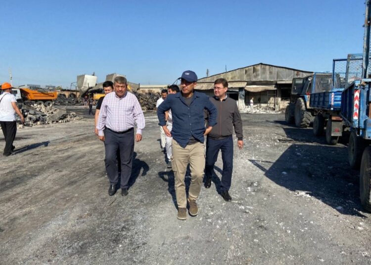 Жетісай: Базарды қалпына келтіру жұмыстары екі ауысымда жүруде