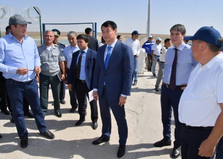 ТҮРКІСТАН ОБЛЫСЫНЫҢ ӘКІМІ ДАРХАН САТЫБАЛДЫ СОЗАҚ ЖӘНЕ БӘЙДІБЕК ТҰРҒЫНДАРЫМЕН КЕЗДЕСТІ