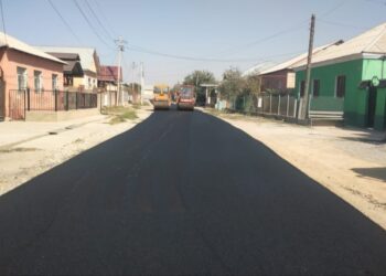 САМАЛ-3 ШАҒЫН АУДАНЫНЫҢ БІРҚАТАР КӨШЕЛЕРІНЕ АСФАЛЬТ ТӨСЕЛДІ