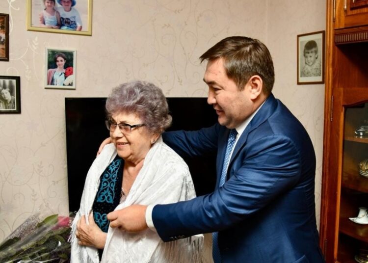 МҰРАТ ӘЙТЕНОВ АРДАГЕРЛЕРДІ ҚАРТТАР КҮНІМЕН ҚҰТТЫҚТАДЫ