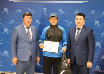 ТУРКЕСТАН: ЧЕСТВОВАЛИ МЕДРАБОТНИКОВ, СТАВШИХ ЧЕМПИОНАМИ СТРАНЫ