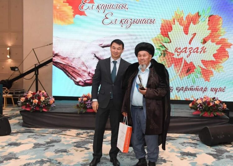 ТҮРКІСТАН: ДАРХАН САТЫБАЛДЫ АРДАГЕРЛЕР МЕН ҚАРТТАРҒА ҚҰРМЕТ КӨРСЕТТІ