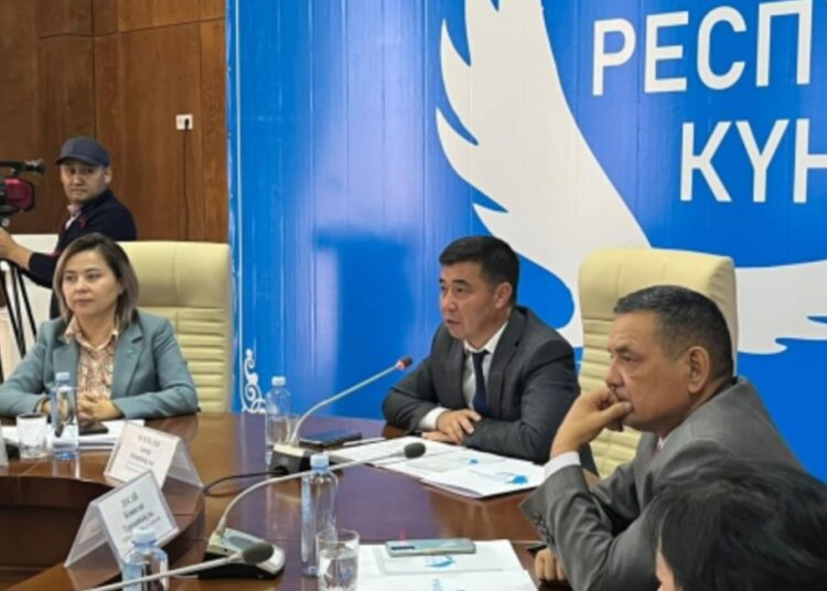 ТҮРКІСТАНДА РЕСПУБЛИКА КҮНІ МЕРЕКЕСІНЕ АРНАЛҒАН ДӨҢГЕЛЕК ҮСТЕЛ ӨТТІ