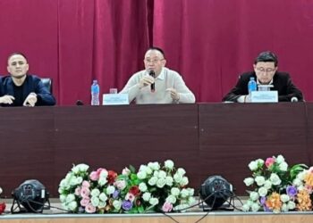 САЙЛАУ-2022: НҰРЛАН ӘУЕСБАЕВ АҚТӨБЕДЕГІ ПРОБЛЕМАЛЫҚ ТҰРҒЫН ҮЙЛЕРДІ АРАЛАДЫ