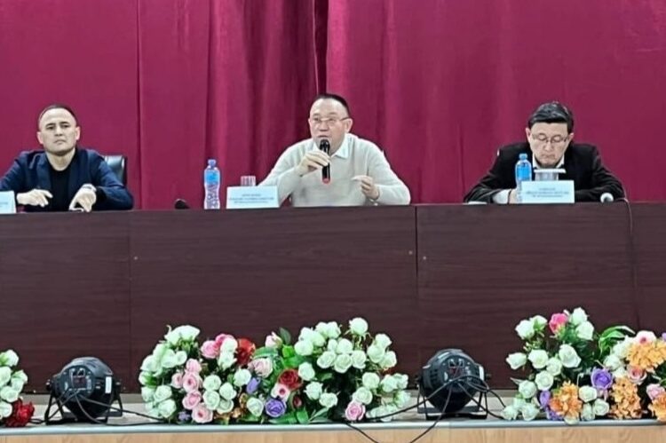 САЙЛАУ-2022: НҰРЛАН ӘУЕСБАЕВ АҚТӨБЕДЕГІ ПРОБЛЕМАЛЫҚ ТҰРҒЫН ҮЙЛЕРДІ АРАЛАДЫ