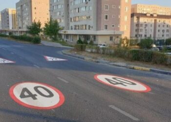 БАЛАЛАР ЖОЛДАН АЛАҢДАМАЙ ӨТЕДІ