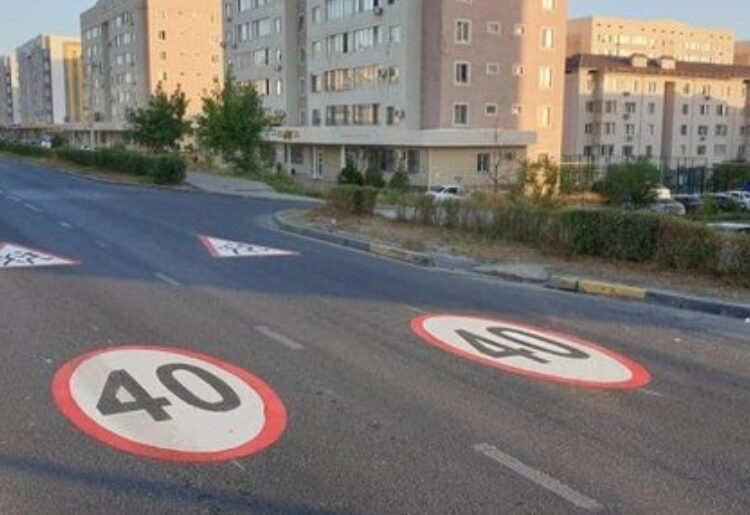 БАЛАЛАР ЖОЛДАН АЛАҢДАМАЙ ӨТЕДІ