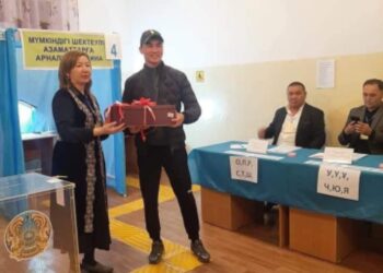 ТҮРКІСТАН ОБЛЫСЫНЫҢ ТҰРҒЫНДАРЫ БЕЛСЕНДІ ТҮРДЕ ДАУЫС БЕРІП ЖАТЫР