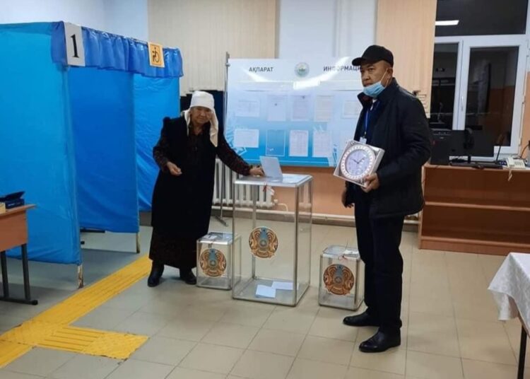 ТҮРКІСТАН: МАҚТААРАЛДА АЛҒАШҚЫ КЕЛГЕН САЙЛАУШЫЛАРҒА СЫЙЛЫҚТАР ҮЛЕСТІРІЛДІ