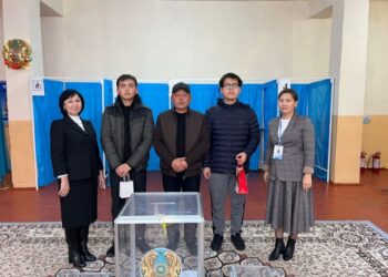 ТҮРКІСТАН: САЙЛАУДА АЛҒАШ РЕТ ДАУЫС БЕРГЕН САРЫАҒАШТЫҚ ЕГІЗДЕРГЕ СЫЙЛЫҚ БЕРІЛДІ