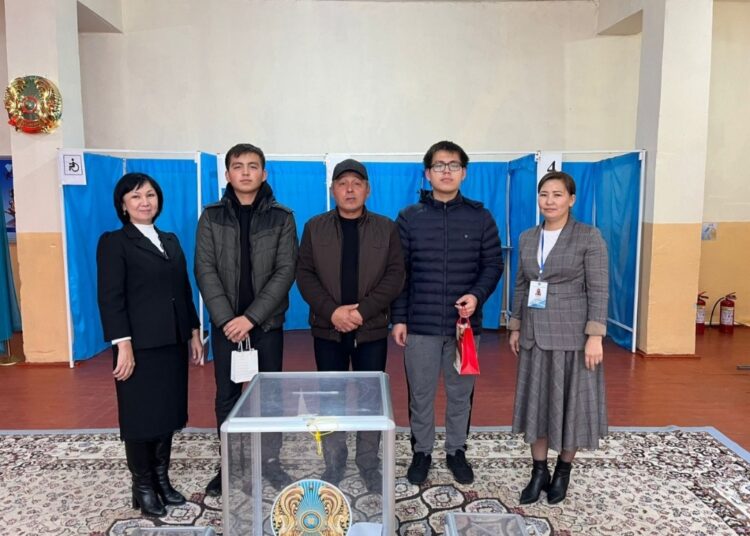 ТҮРКІСТАН: САЙЛАУДА АЛҒАШ РЕТ ДАУЫС БЕРГЕН САРЫАҒАШТЫҚ ЕГІЗДЕРГЕ СЫЙЛЫҚ БЕРІЛДІ