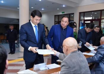 ТҮРКІСТАН ОБЛЫСЫНЫҢ ӘКІМІ ДАРХАН САТЫБАЛДЫ ПРЕЗИДЕНТ САЙЛАУЫНДА ДАУЫС БЕРДІ