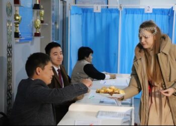 ТҮРКІСТАН: ЭТНОС ӨКІЛІ САЙЛАУ УЧАСКЕСІНДЕ КӨПШІЛІККЕ БАУЫРСАҚ ПЕН БӘЛІШ ҮЛЕСТІРДІ