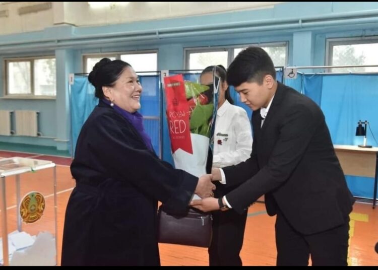 САЙЛАУ УЧАСКЕСІНДЕ АРДАГЕР-ҰСТАЗҒА ЕРЕКШЕ ҚҰРМЕТ КӨРСЕТІЛДІ