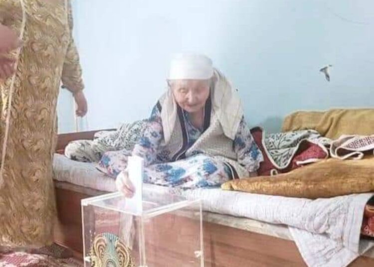 ТҮРКІСТАН: 18 ҚҰРСАҚ КӨТЕРГЕН ШАРДАРАЛЫҚ БАТЫР АНА САЙЛАУДА ДАУЫС БЕРДІ