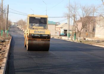 ТҮРКІСТАН: САРЫАҒАШТА ТҰРҒЫНДАРДЫ КӨПТЕН БЕРІ АЛАҢДАТҚАН МАҢЫЗДЫ ЖОЛ АСФАЛЬТТАЛЫП ЖАТЫР