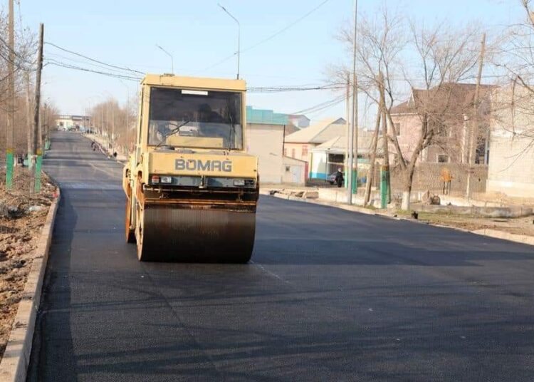 ТҮРКІСТАН: САРЫАҒАШТА ТҰРҒЫНДАРДЫ КӨПТЕН БЕРІ АЛАҢДАТҚАН МАҢЫЗДЫ ЖОЛ АСФАЛЬТТАЛЫП ЖАТЫР