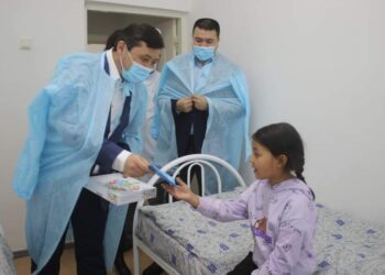 ТҮРКІСТАН ОБЛЫСЫНДА 600 БАЛАҒА ҚР ПРЕЗИДЕНТІНІҢ ҚҰТТЫҚТАУ ХАТЫ МЕН ЖАҢА ЖЫЛДЫҚ СЫЙЛЫҚТАРЫ ТАПСЫРЫЛДЫ