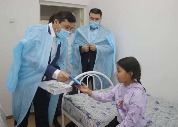 ТҮРКІСТАН ОБЛЫСЫНДА 600 БАЛАҒА ҚР ПРЕЗИДЕНТІНІҢ ҚҰТТЫҚТАУ ХАТЫ МЕН ЖАҢА ЖЫЛДЫҚ СЫЙЛЫҚТАРЫ ТАПСЫРЫЛДЫ