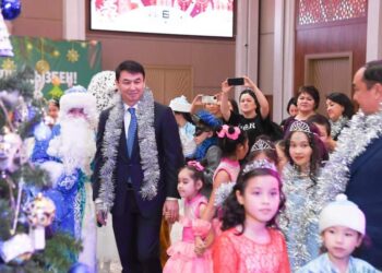 ТҮРКІСТАН: ОБЛЫС ӘКІМІ БАЛАЛАРДЫ ЖАҢА ЖЫЛ МЕРЕКЕСІМЕН ҚҰТТЫҚТАДЫ